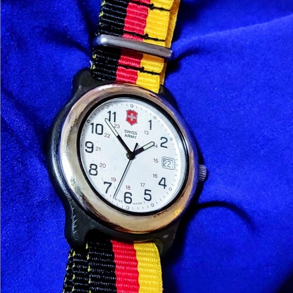 Swiss Army Classic Men's Watch Swiss Made Vintage
New battery working - Picture 2 of 5